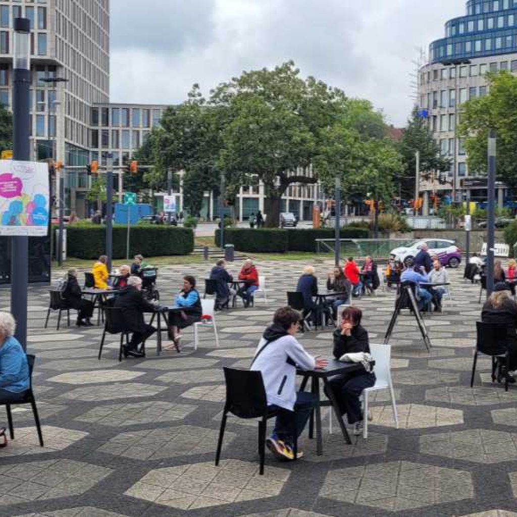Vier Stadtkirchen taten sich zusammen, um Menschen unterschiedlicher Meinung ins Gespräch zu bringe. Und die Gestaltmanufaktur steuert Logo und Optik zur Aktion bei. Anderthalb Stunden persönlicher Austausch und allein in Dortmund fanden rund 100 Menschen den Weg zum Forum.